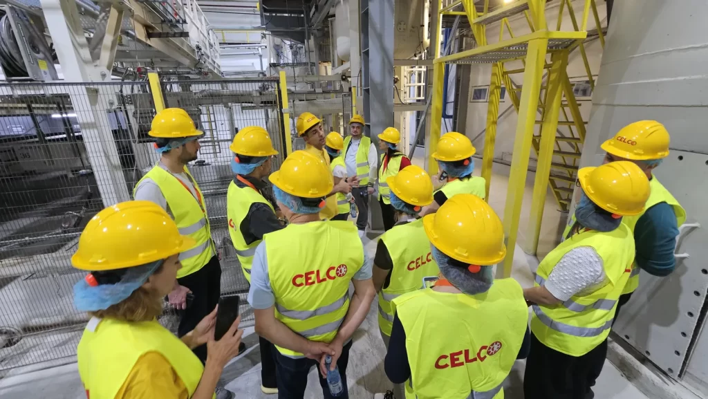 Arhitecți descoperind procesul de producție în fabrica CELCO