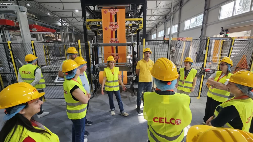 Dialog între arhitecți și echipa CELCO în hala de producție
